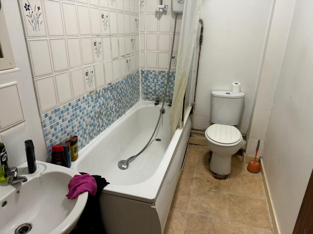 Lot: 4 - TOWN CENTRE FLAT FOR INVESTMENT - Bathroom